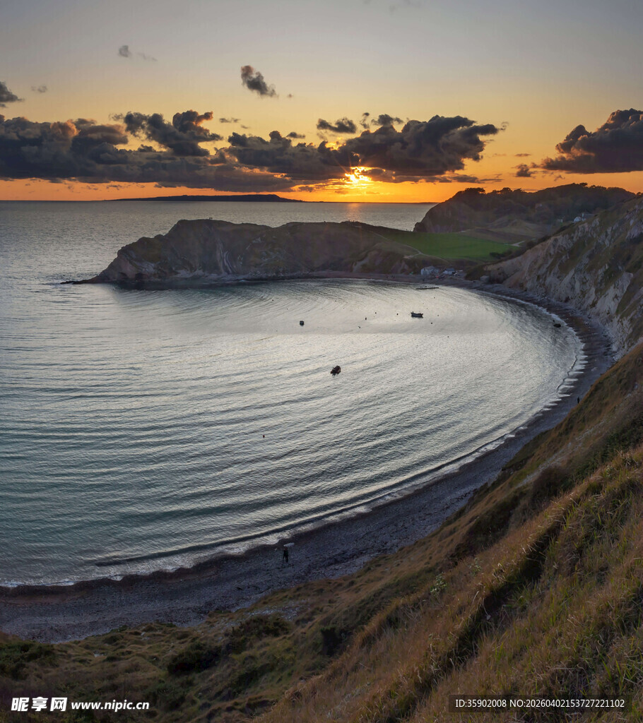 日落时分的美丽海滨景色