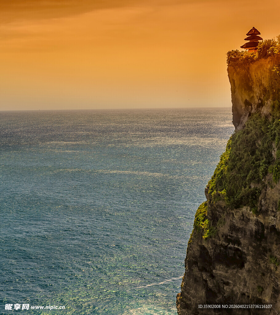 悬崖边的绝美日落海景