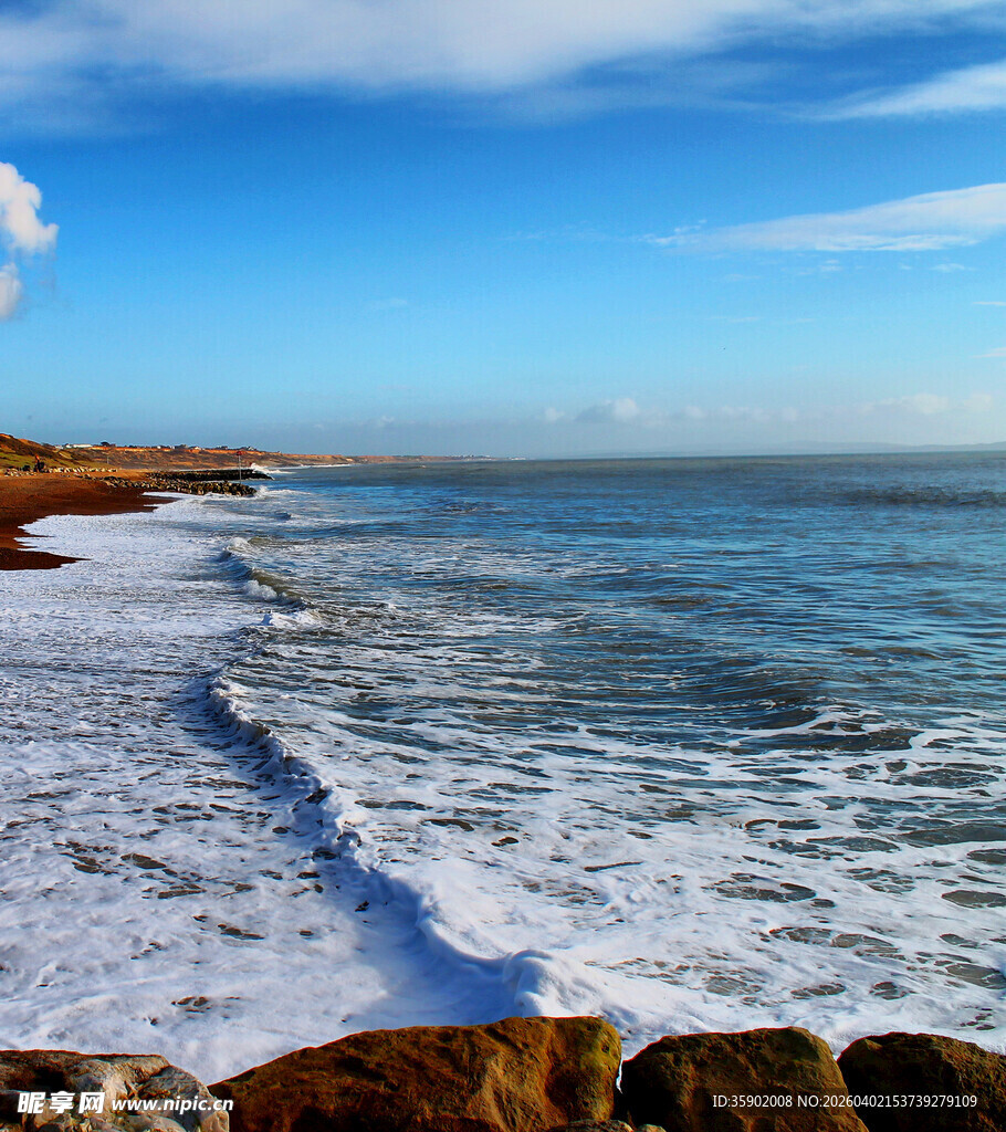 海边礁石与翻涌海浪美景