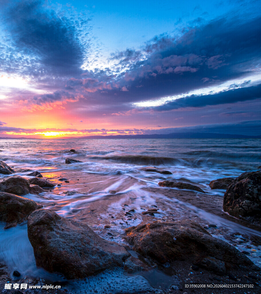 海边日落时分的壮丽景致