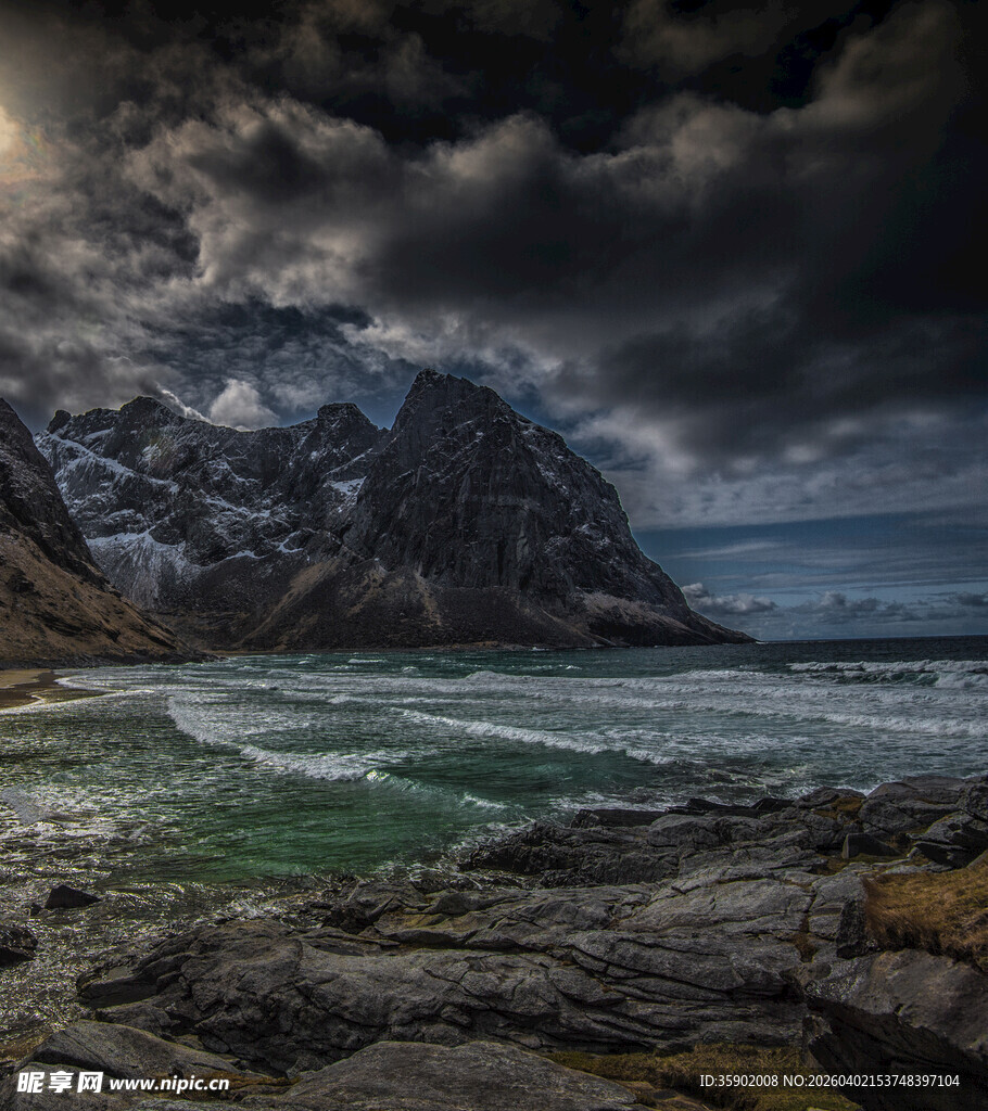 海边乌云下的壮丽山脉