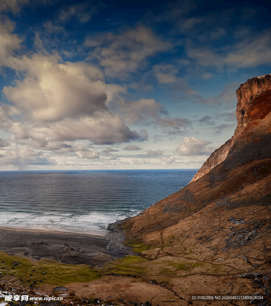 海岸悬崖边的壮丽自然景观
