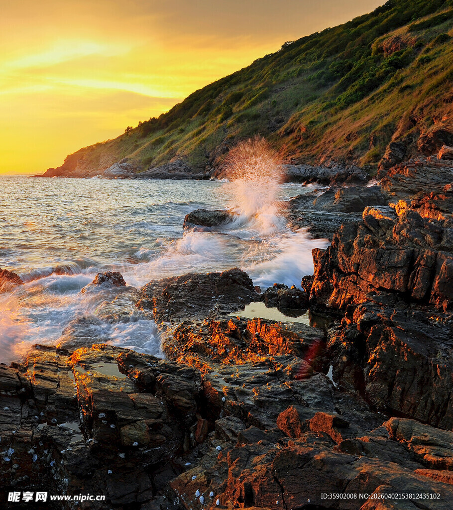 夕阳下的海岸礁石美景
