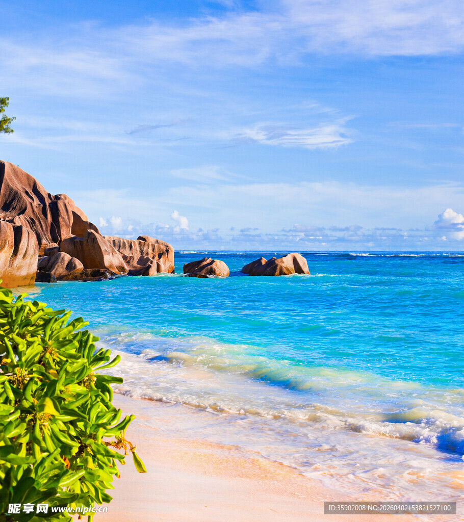 美丽海滩与碧海奇石