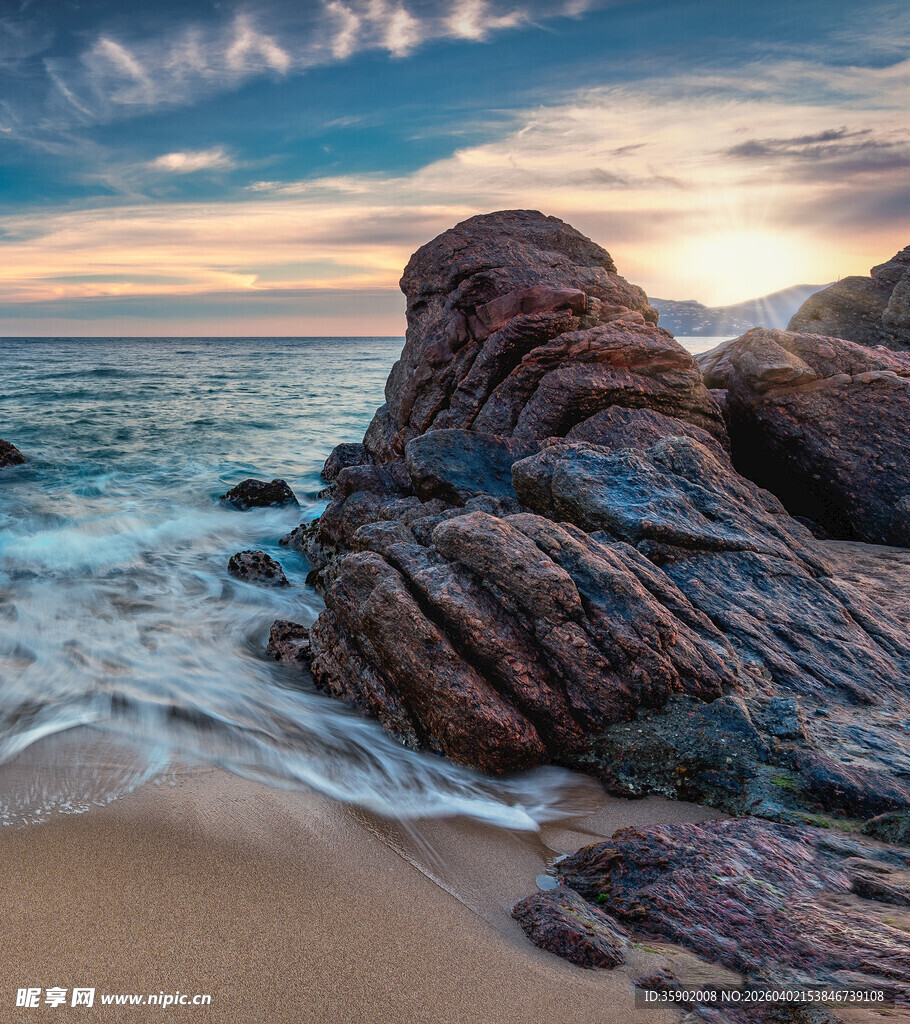 海边礁石与壮丽黄昏景色