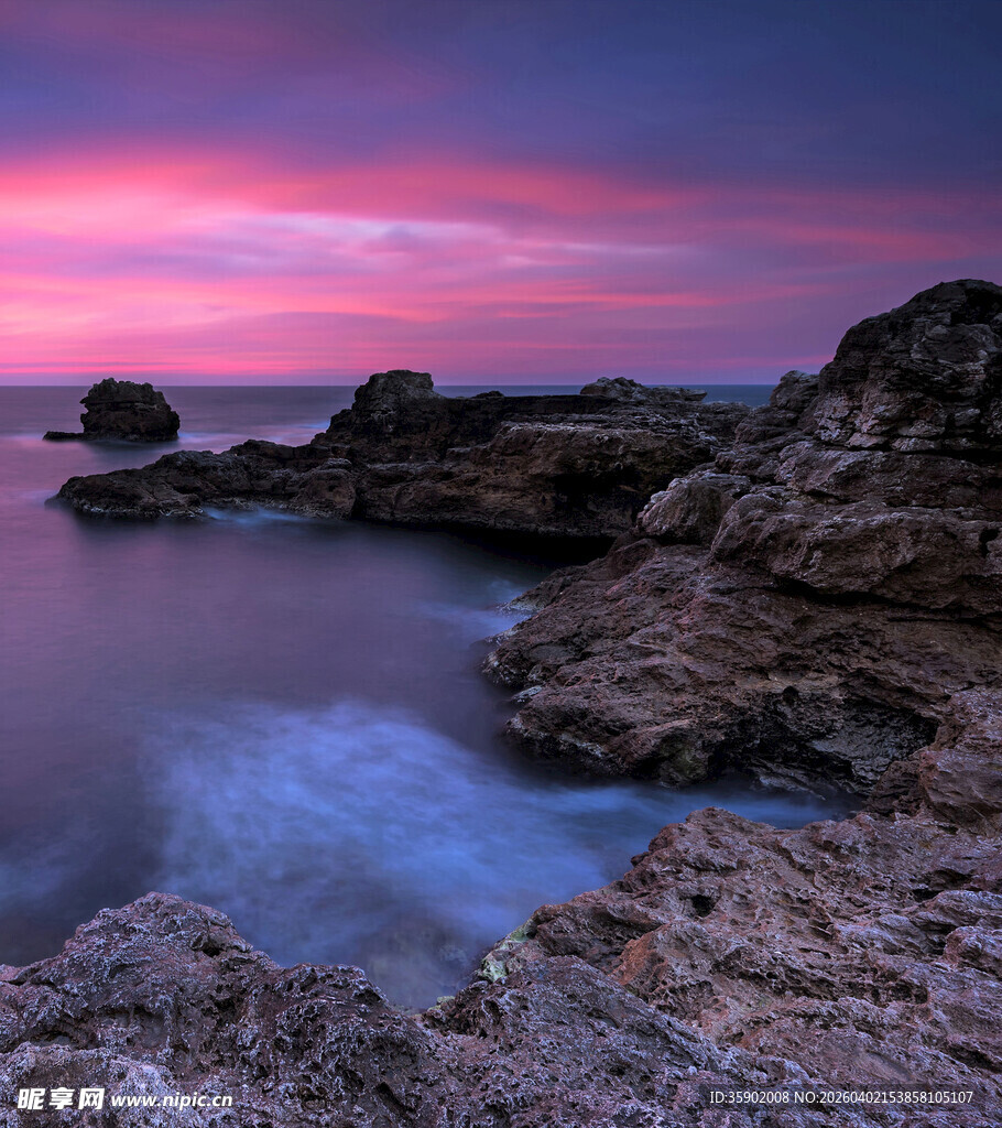 海边日落时的岩石美景