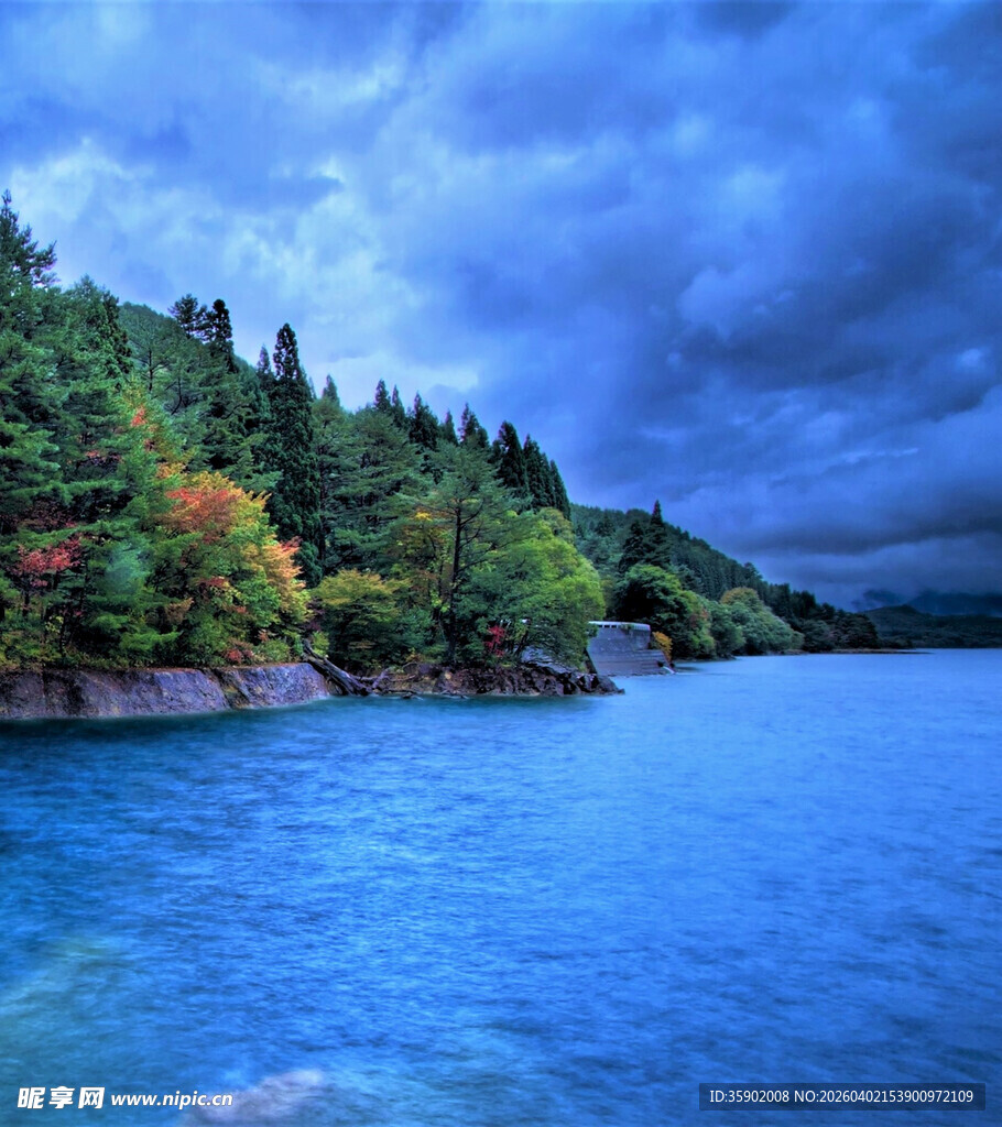 湖畔秋景云下碧水映山林