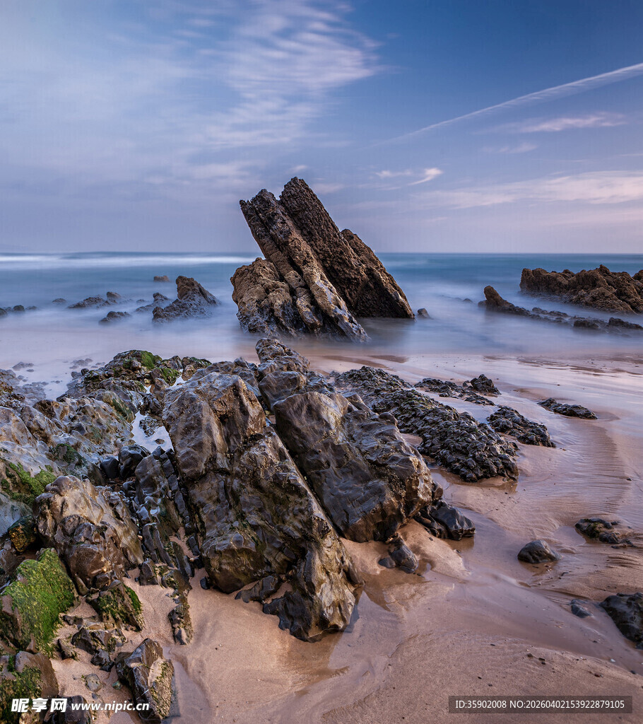 海边嶙峋礁石的美丽景致