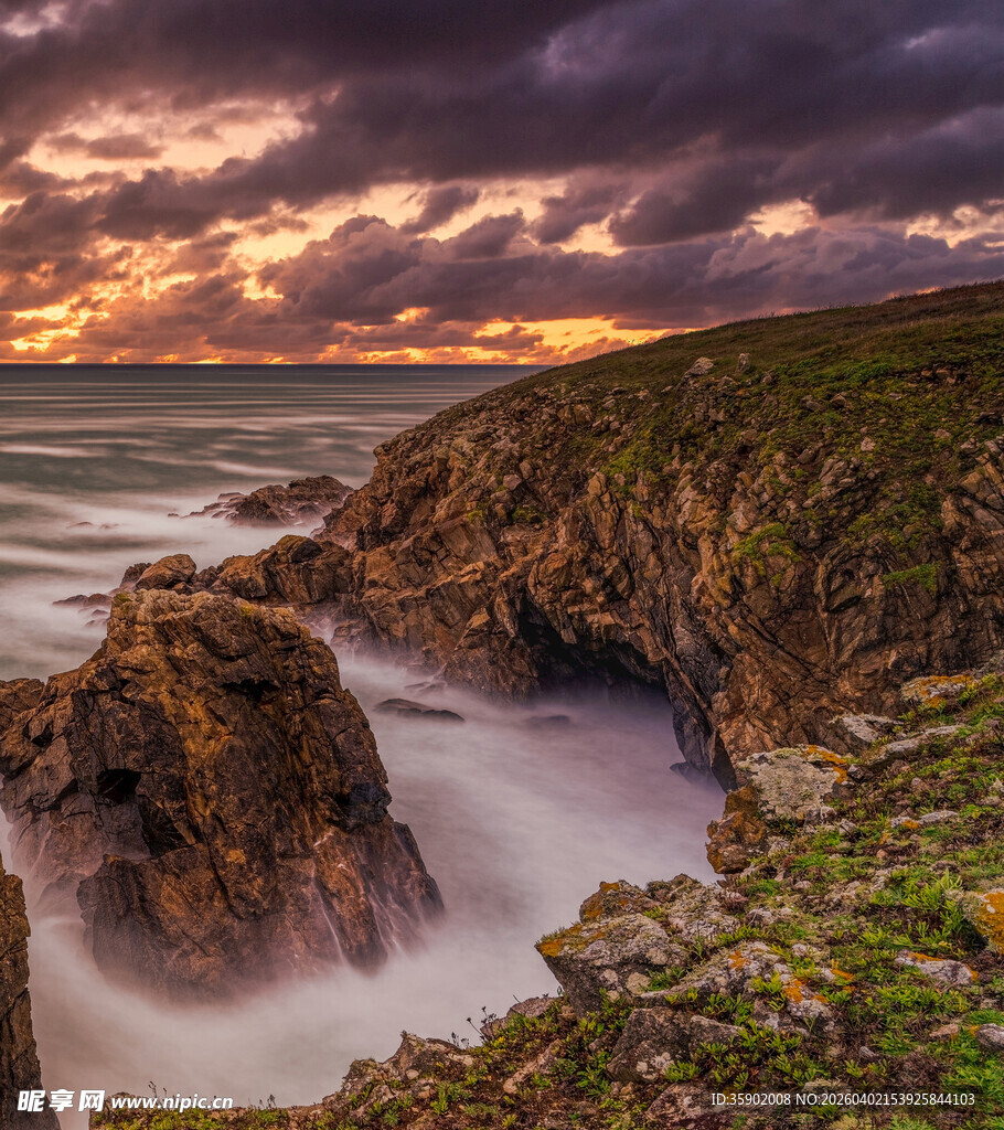 海岸黄昏美景礁石与海浪