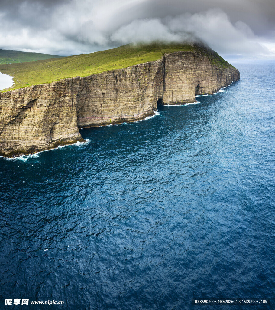 悬崖边的壮阔蓝色海洋景观