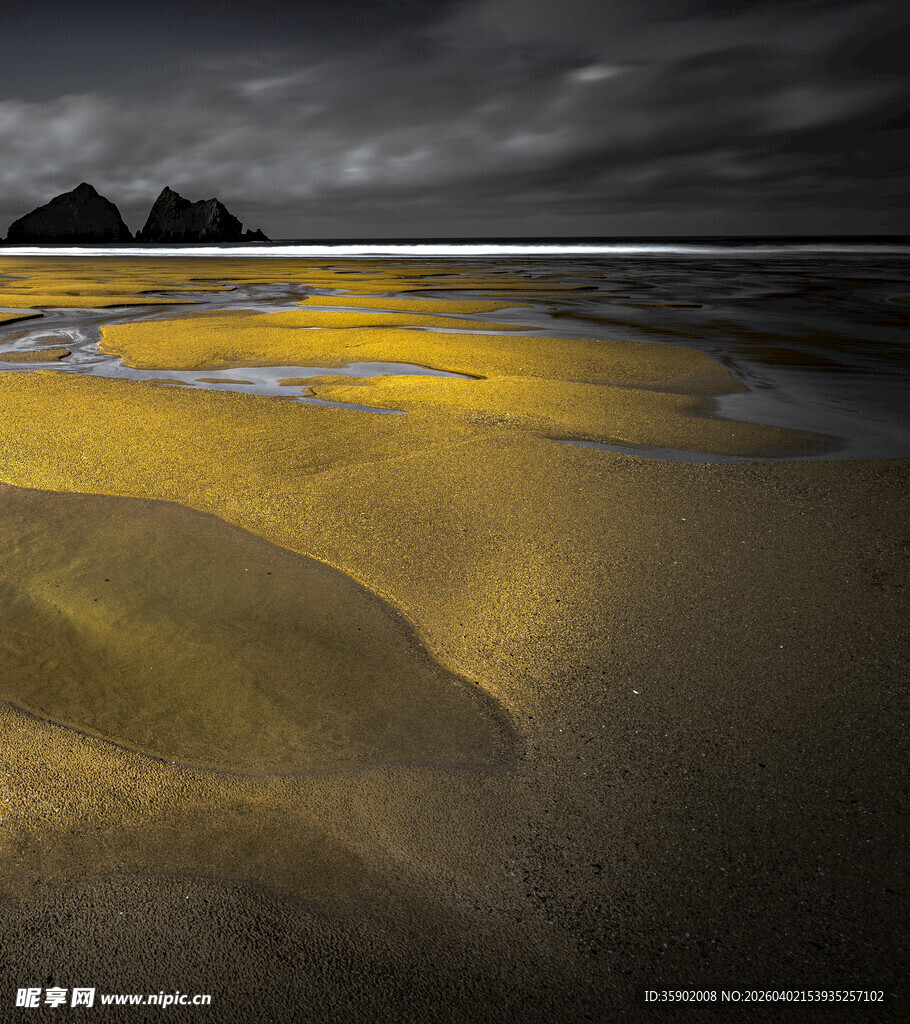 黄昏下的静谧沙滩