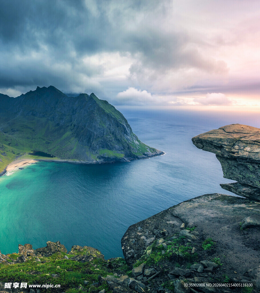 山海间的绝美自然景观