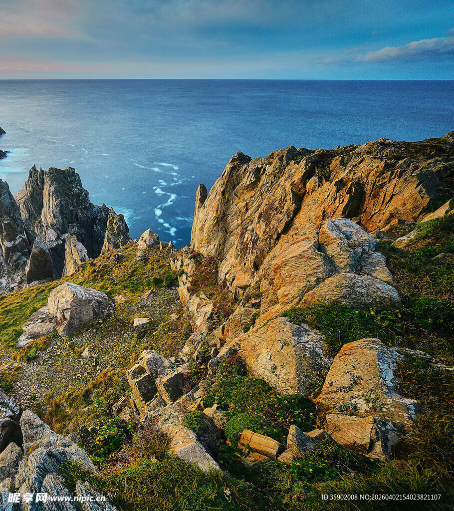 海岸边嶙峋岩石与壮美海景