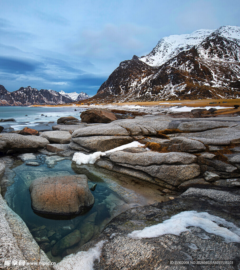 北极圈海岸的冰雪岩石景观