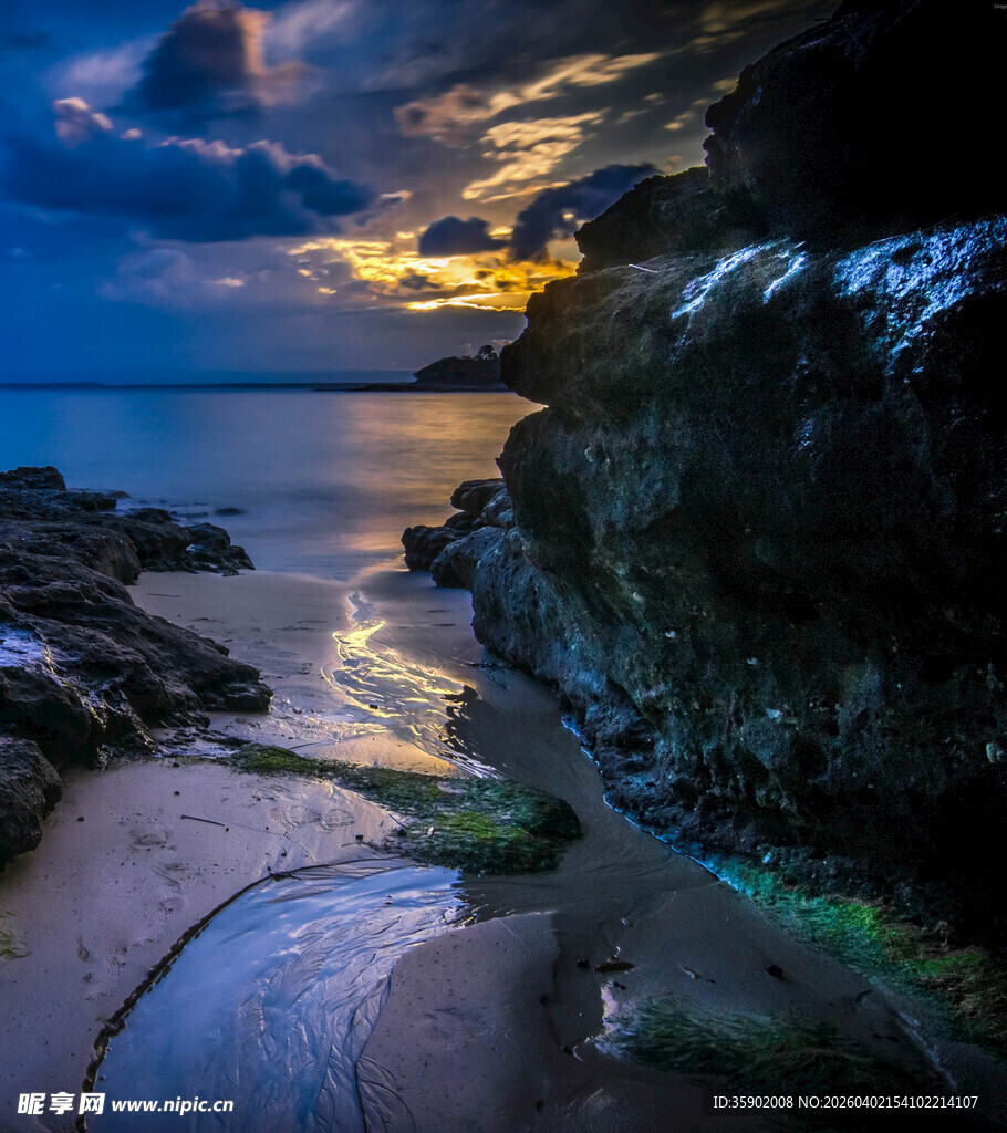 海边黄昏美景静谧海岸线