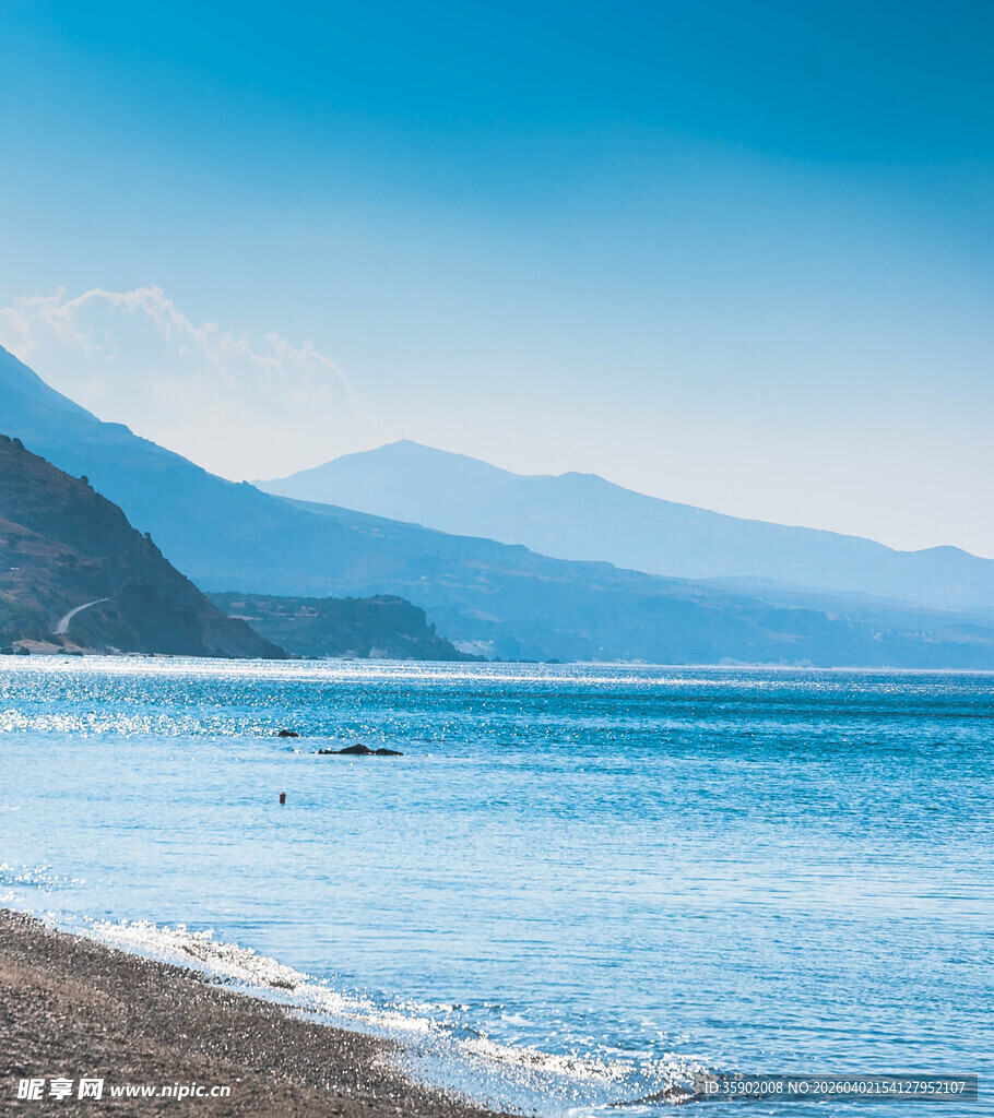 海边美景远山与蔚蓝大海