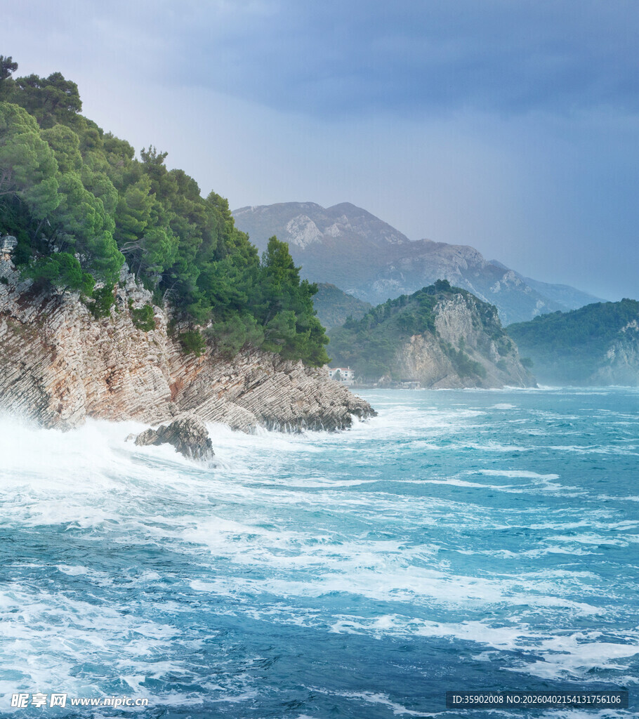 海岸边的壮阔海浪景观