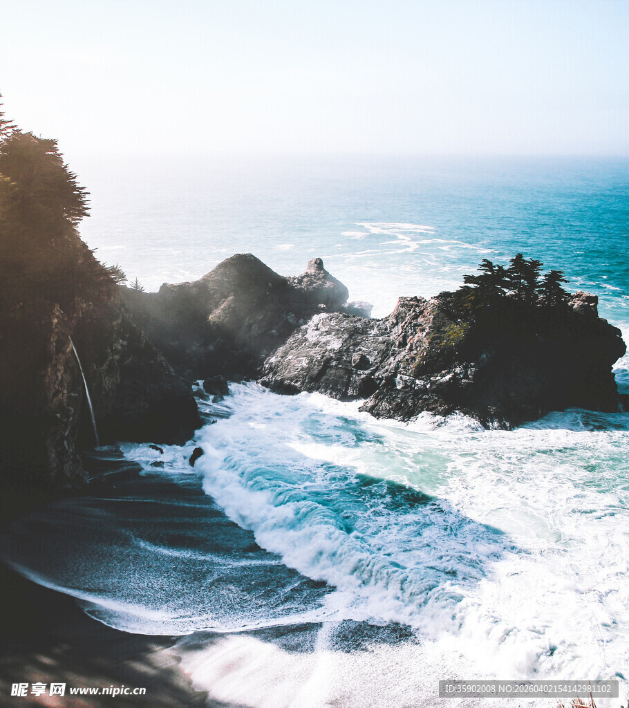 海岸边的海浪与嶙峋礁石