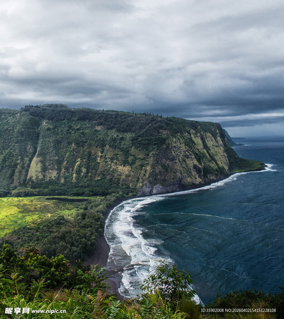 海岸青山壮阔自然美景