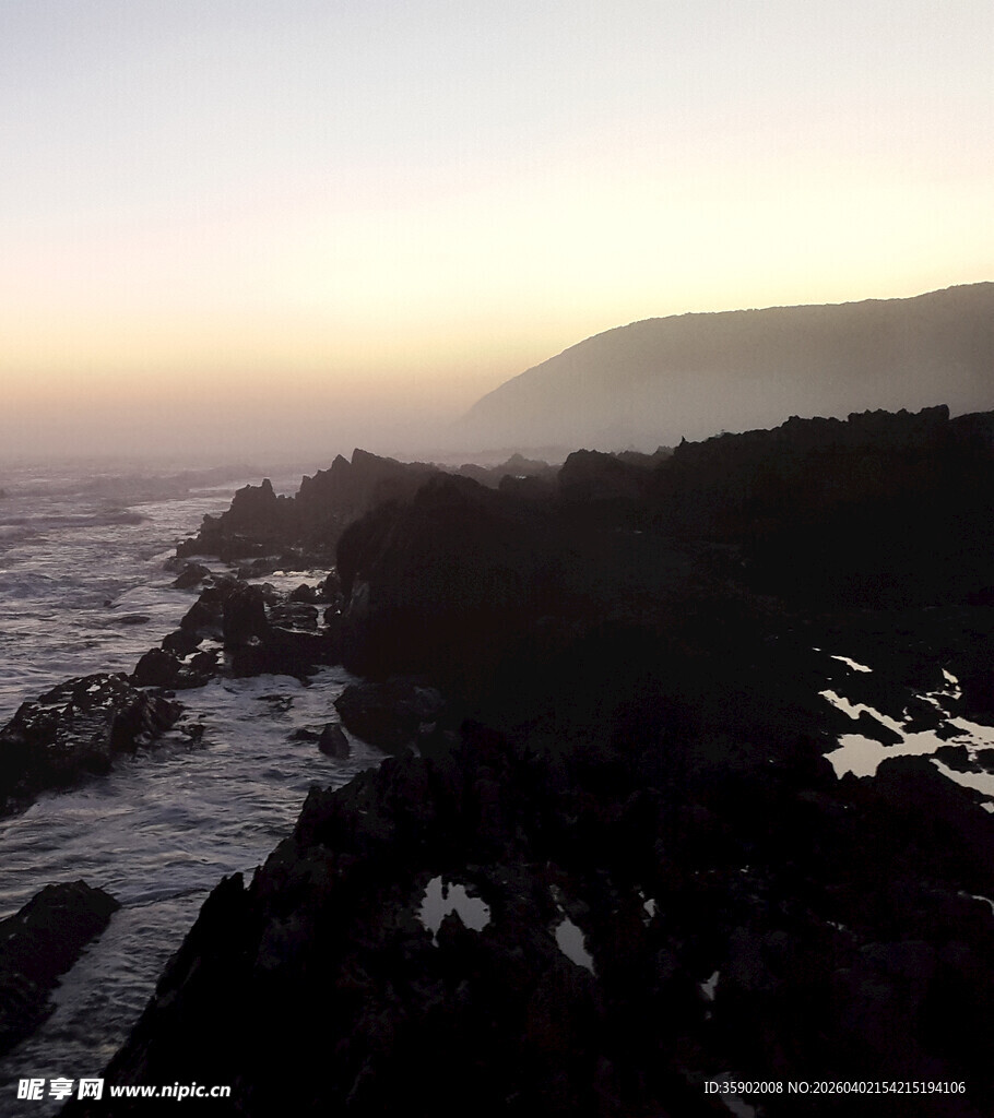 海边黄昏时的壮丽海岸景色