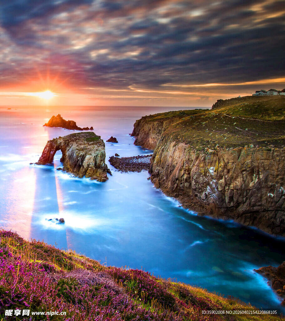 海边日落美景礁石映霞光