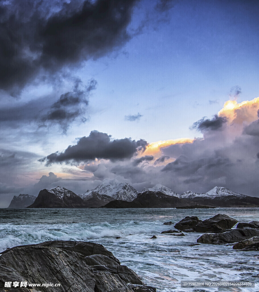 海边日落时分的壮美景观