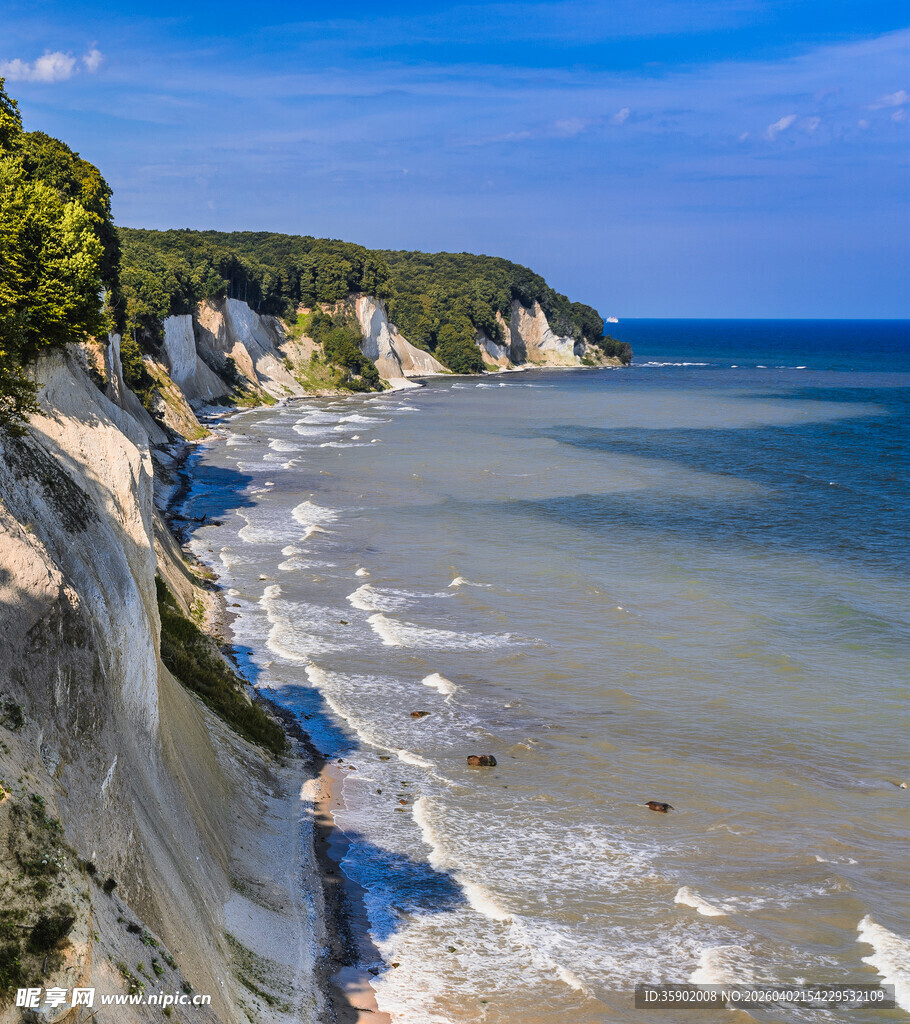海岸悬崖边的壮阔海景
