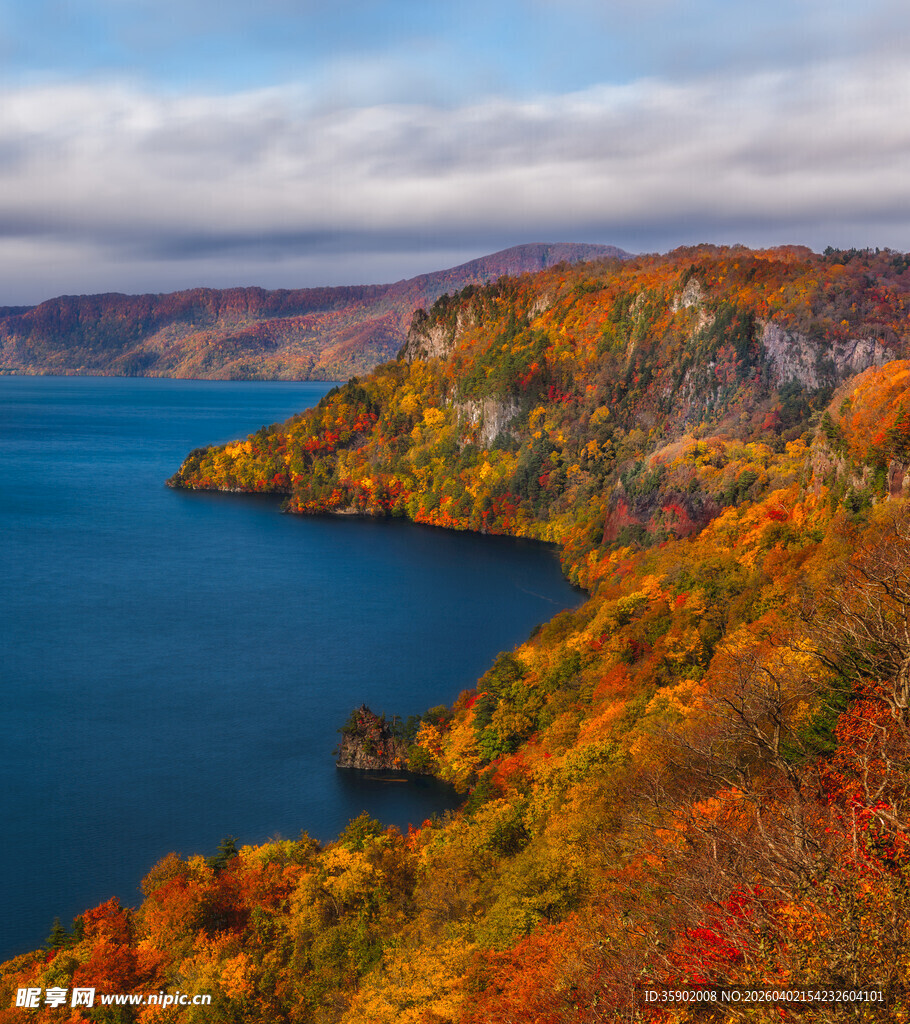 秋日湖畔斑斓美景