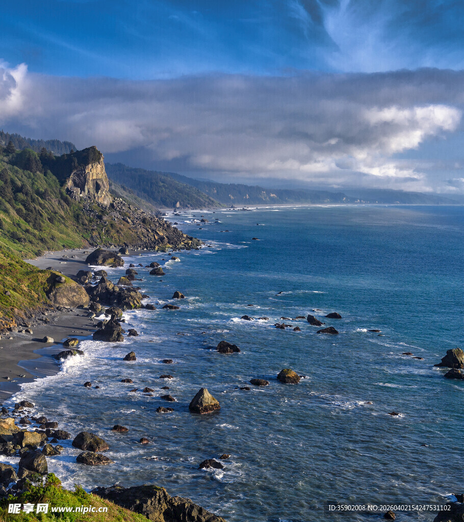海岸风光碧海蓝天与礁石