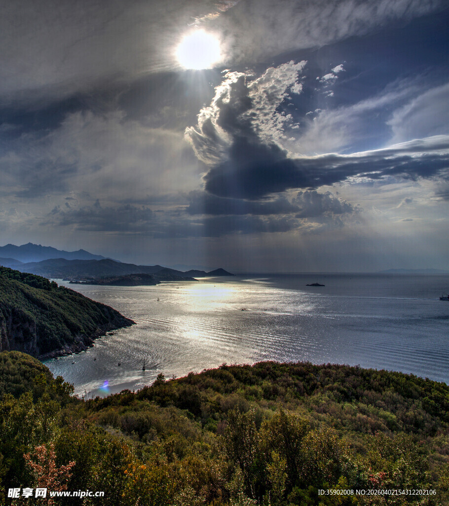 海边日落美景云遮暖阳