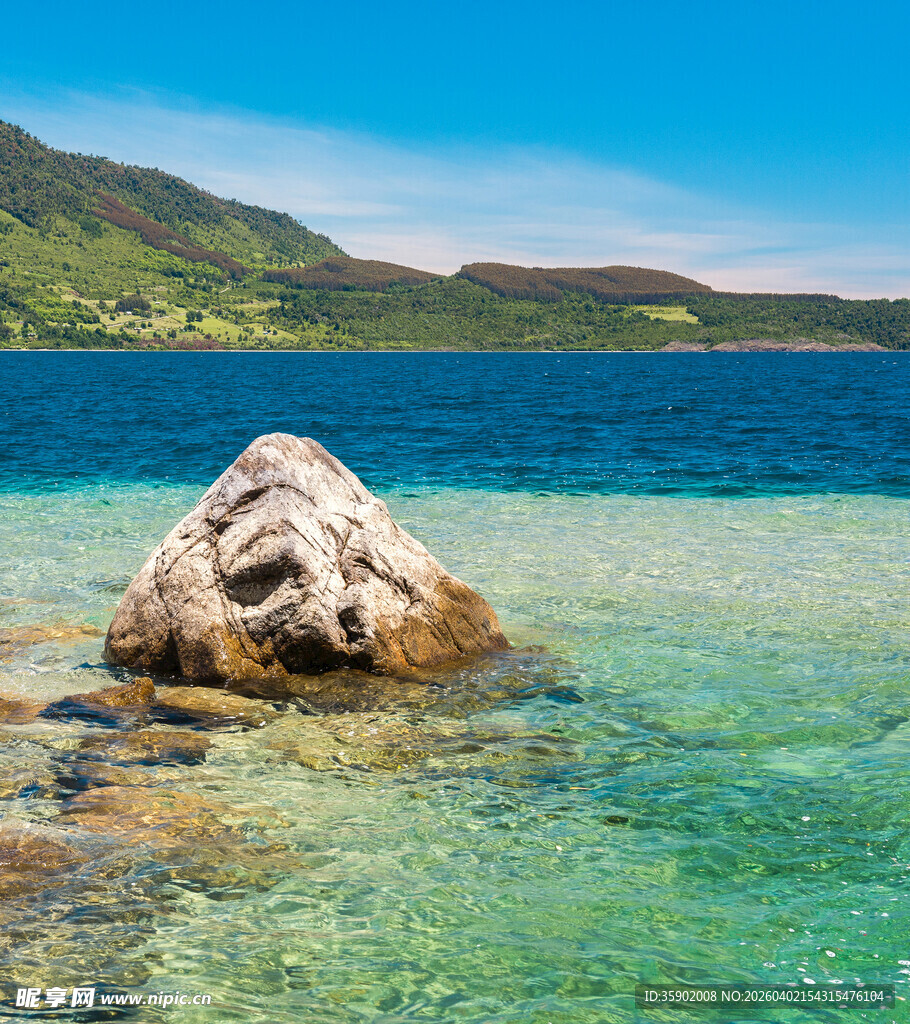 海边孤石澄澈碧海青山