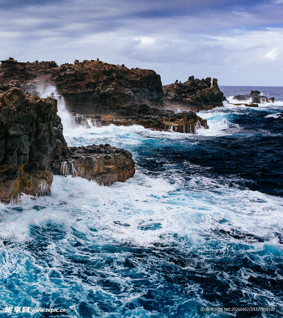 海浪拍击嶙峋礁石