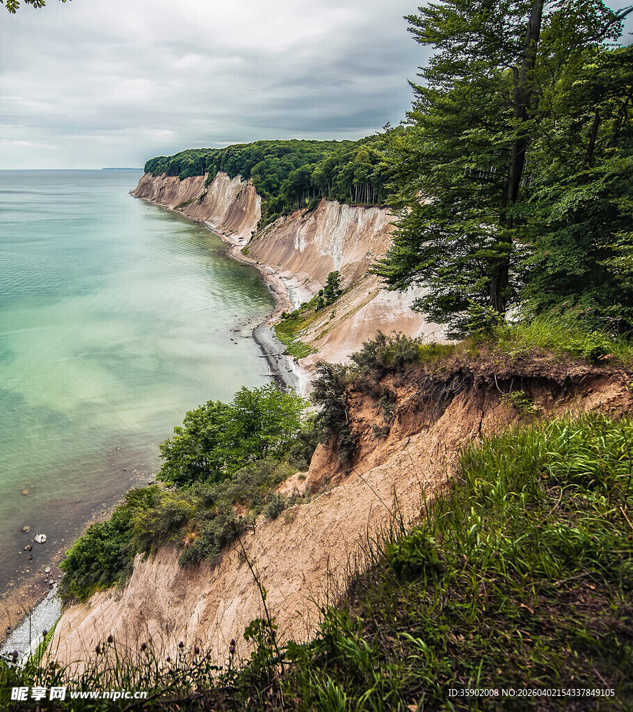 海岸悬崖边的自然美景