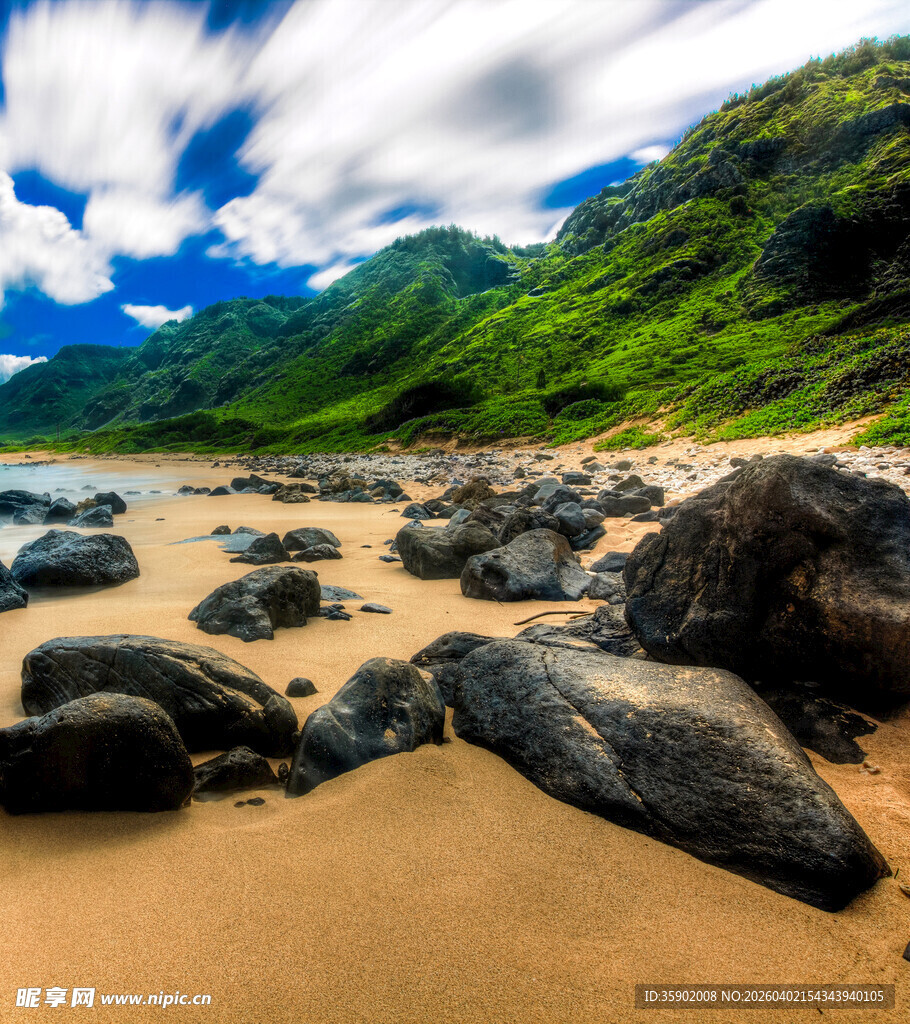 美丽海滩边的礁石与青山
