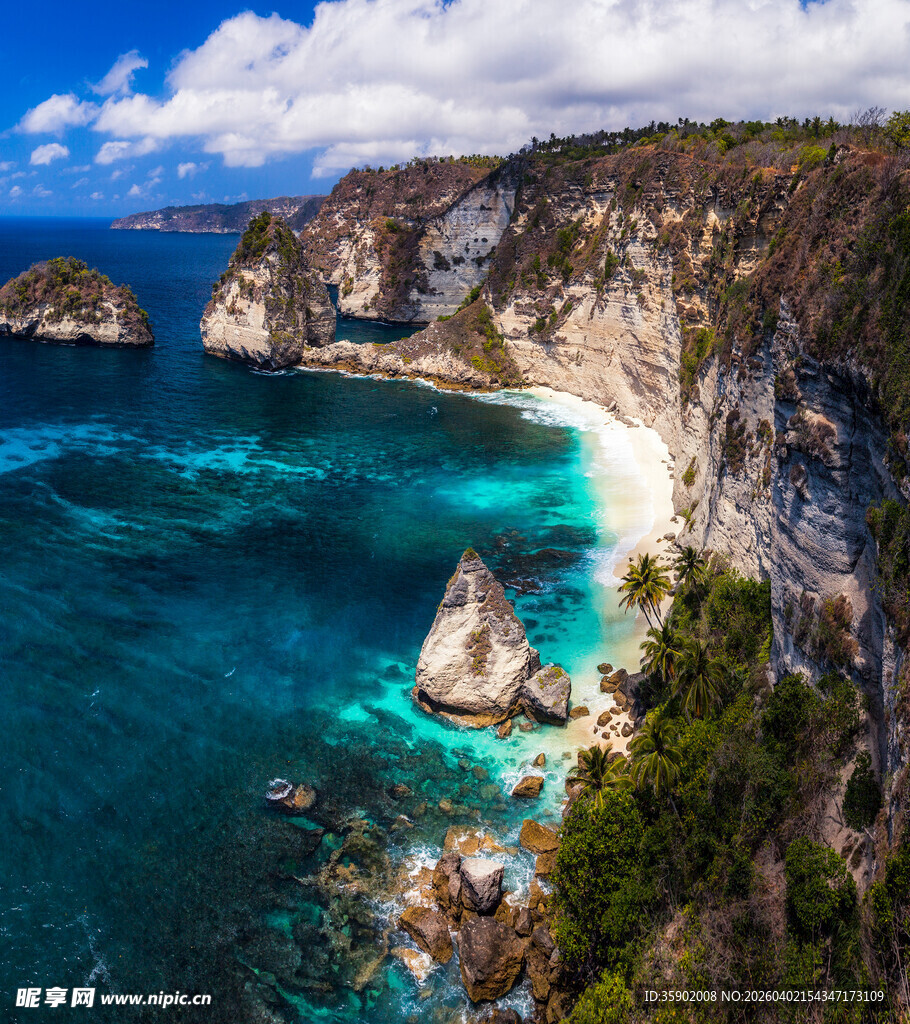 绝美海岸风光碧海伴峭壁