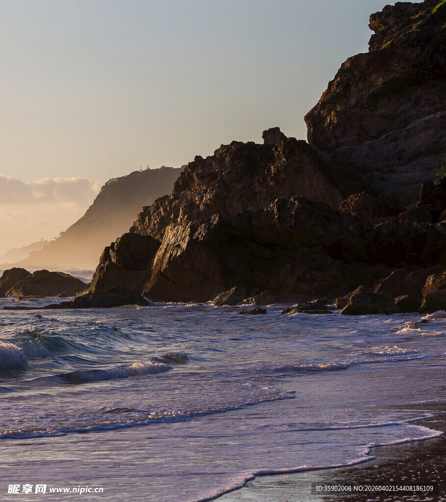 海边暮色下的浪涌与山景