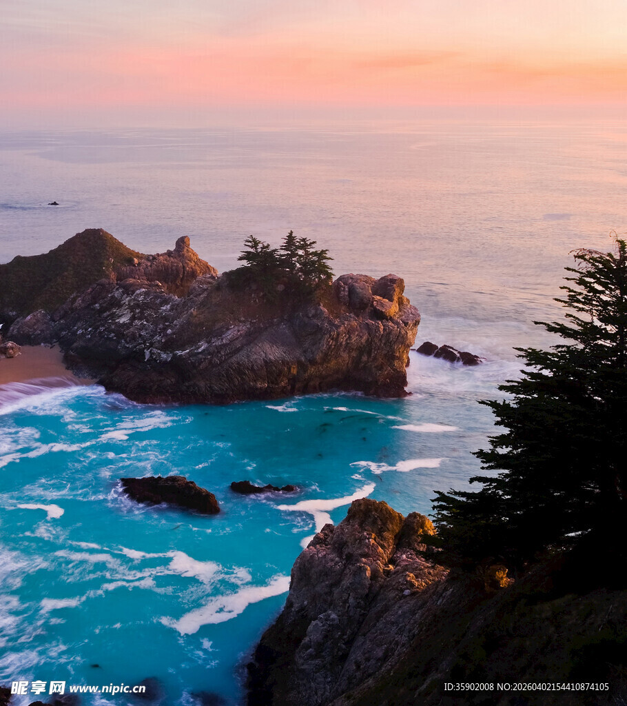 海边日落时的壮美礁石景观