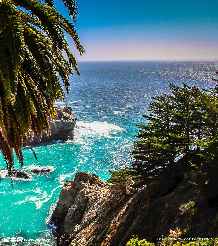 海岸美景碧海绿树与峭壁