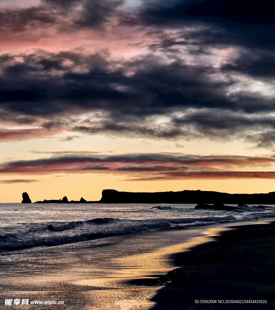 海边日落时分的美丽景致