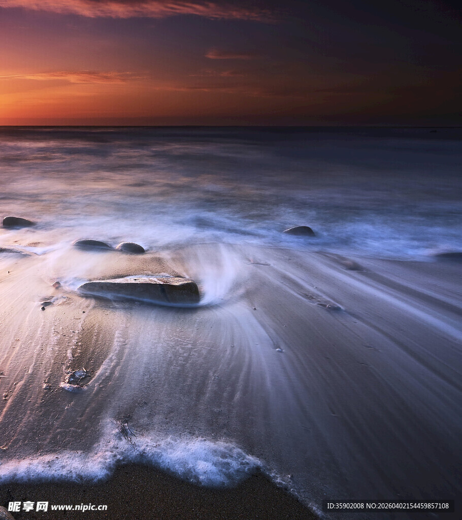 海边日落时分的浪漫景致