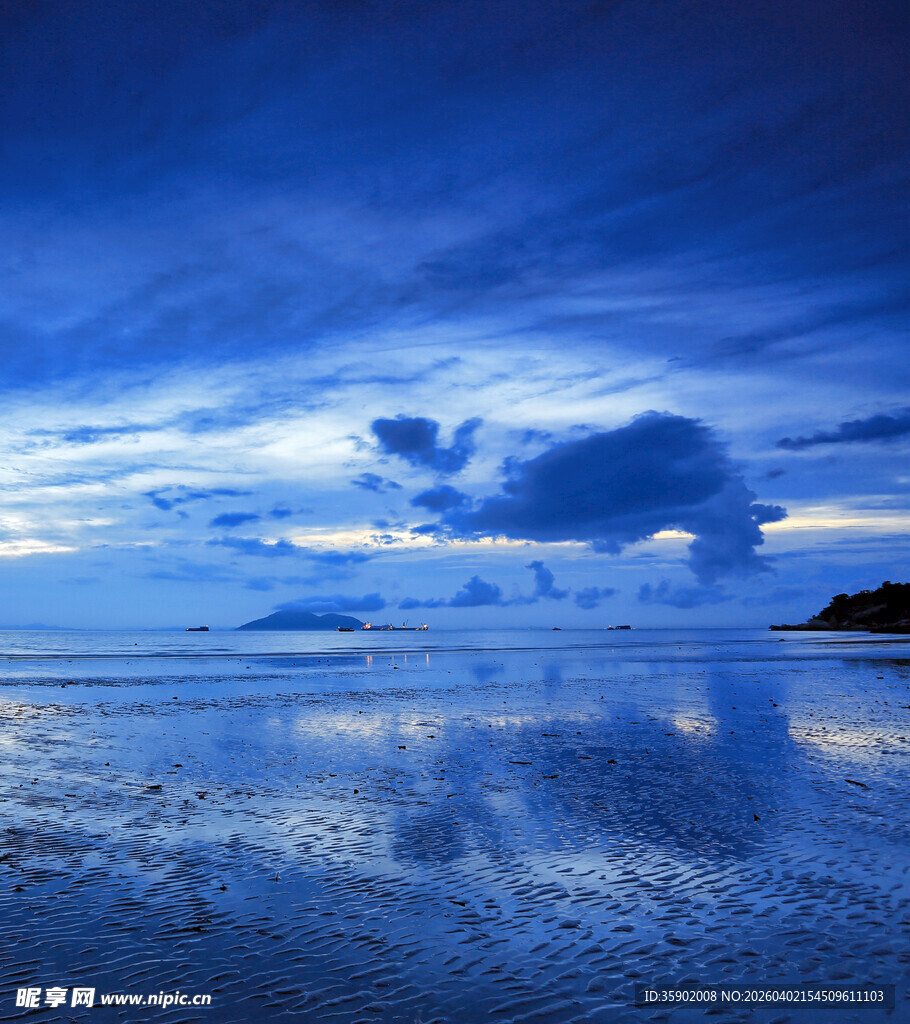 海边暮色下的宁静海面