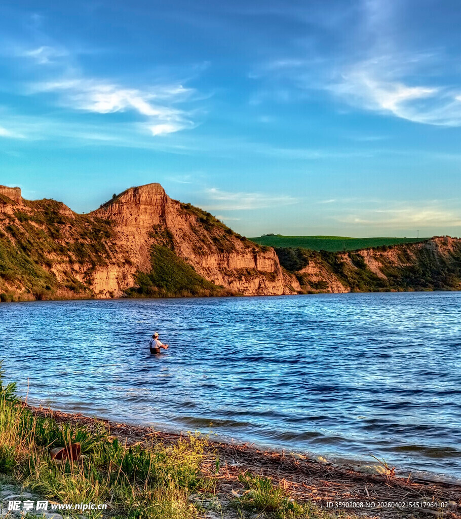 湖畔风光一人悠游赏景