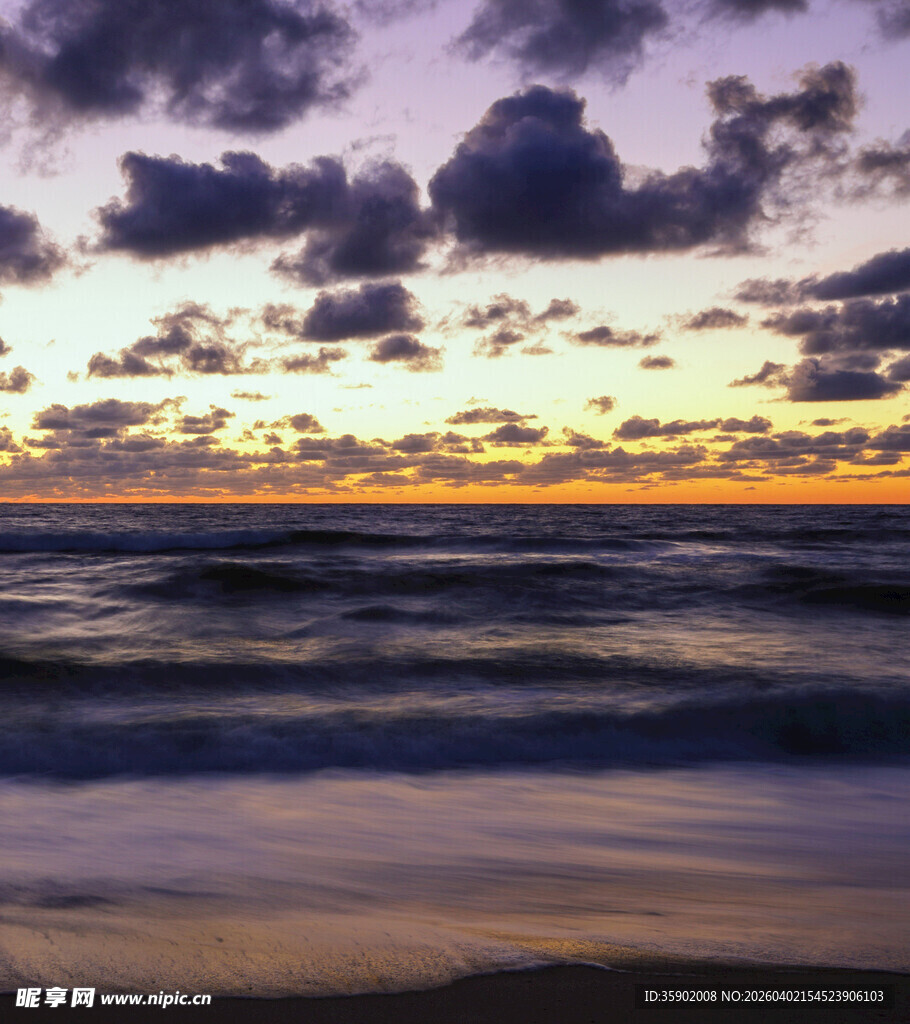 海边日落时分的壮丽景象