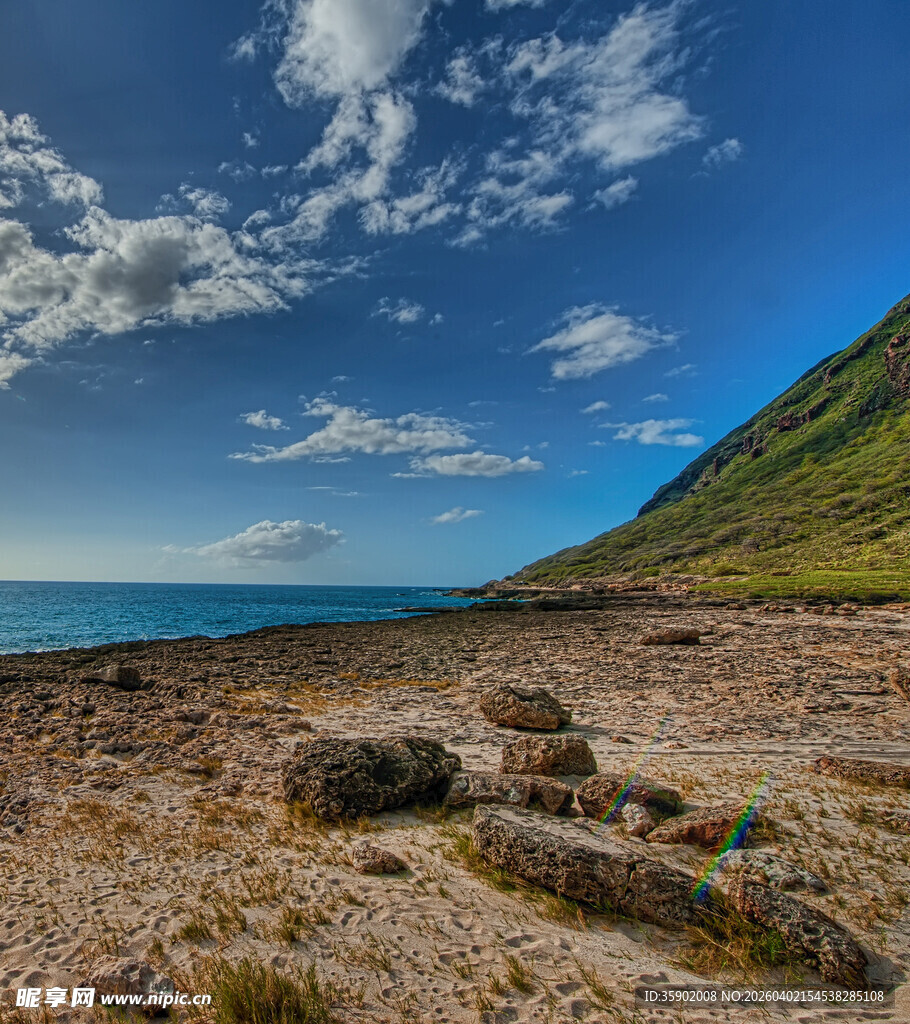 海岸边的岩石与远方青山