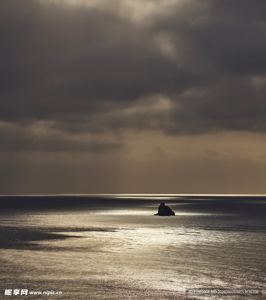 海上孤舟迎暮色