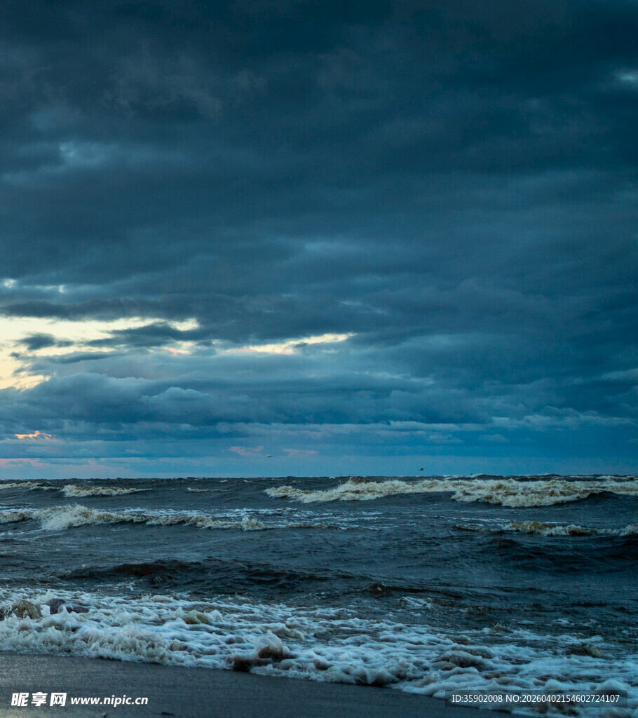 海边乌云下的壮阔海景