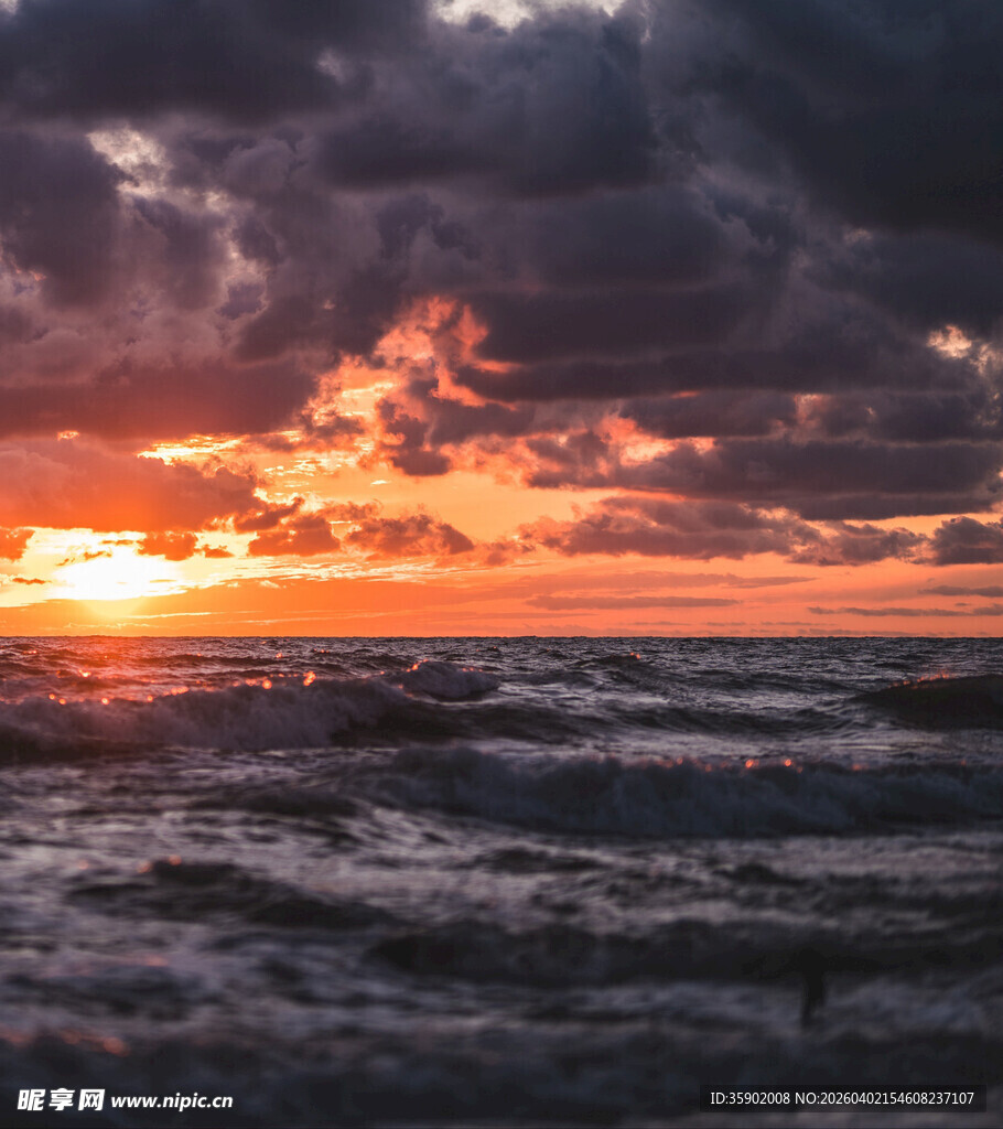 海上日落乌云下的壮丽景观