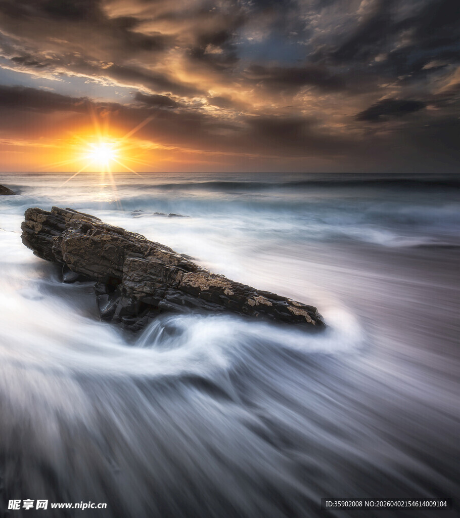 海边日出时的礁石美景