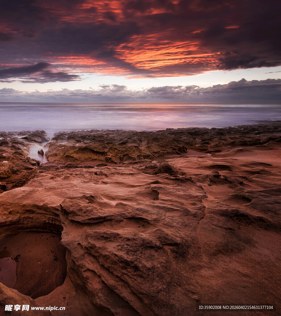 海边壮丽日出时的岩石景观