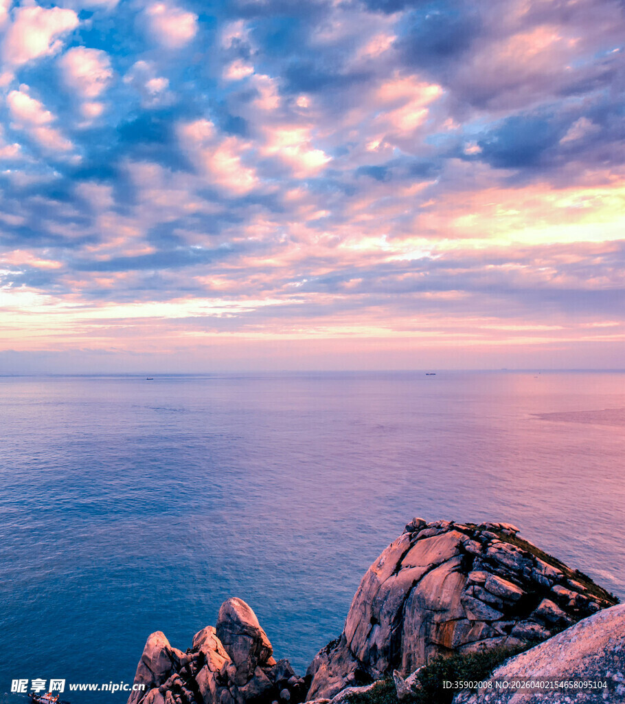 海边岩石上的壮丽天空景观